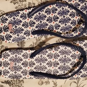 Vineyard vines flip flops